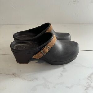 CROCS Sarah Clogs Heels Strap and Buckle Size 6